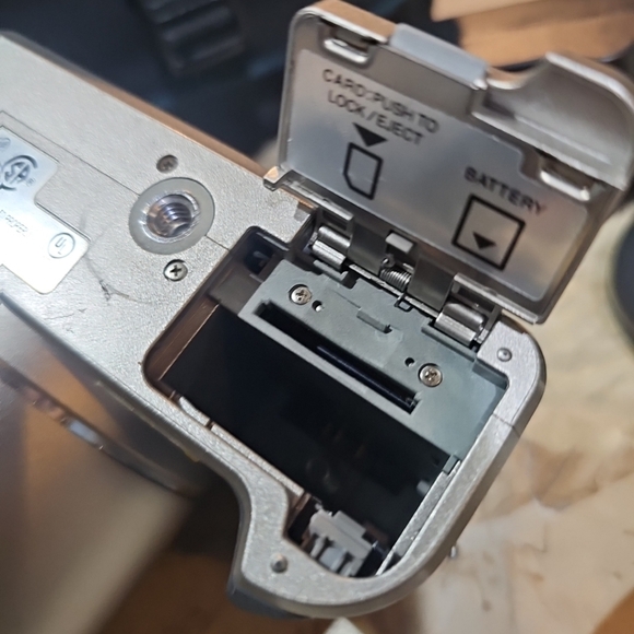 Panasonic LUMIX DMC-FZ10 digital camera W/ Bag, 2gb Memory Card TESTED W… - Picture 13 of 15